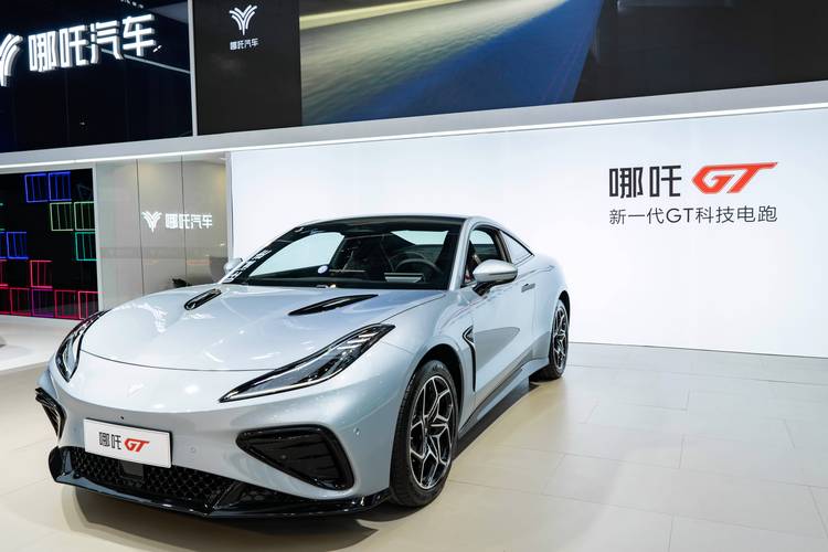 广州94哪吒汽车在智能汽车领域的表现，领途汽车在新能源汽车市场中的影响力